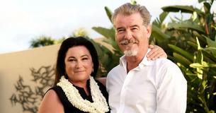 La mujer de Pierce Brosnan presume de haber perdido "tanto" peso tras haber sido ridiculizada durante años por su cuerpo