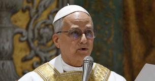 Le premier pontife américain, le pape Léon XIV, a rendu hommage au pape François lors d'un premier discours émouvant, proclamant que "le mal ne prévaudra pas"