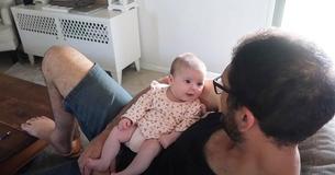 Una bambina fa sciogliere i cuori con la sua conversazione "seria" con papà