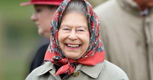 La reine Elizabeth II a fait une blague à un groupe de touristes qui ne l'avaient pas reconnue au château de Balmoral.