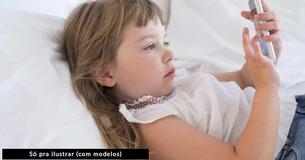 Pai pergunta se está errado por não querer que a filha de 3 anos tenha seu próprio celular