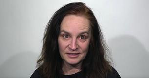 Mulher quer impressionar o marido — faz uma transformação ousada em loira que chama a atenção de todo mundo