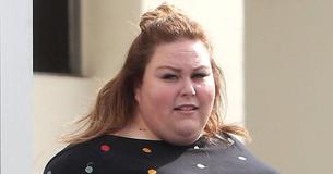 Chrissy Metz affiche sa perte de poids de 45 kg dans une tenue aux motifs floraux et aux couleurs pastel