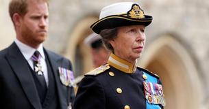 Prinzessin Anne in voller Militäruniform ist eine Anspielung auf Queen Elizabeths Erbe als "Frau in einer Männerwelt"