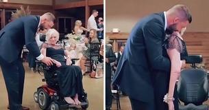 Un figlio affettuoso accompagna la mamma malata sulla pista da ballo e la solleva per un ballo che non si dimenticherà mai