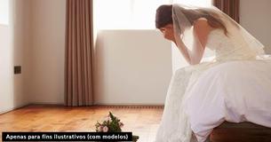 Noiva flagra o noivo sendo amamentado pela mãe momentos antes da cerimônia de casamento