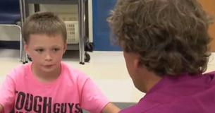 Un ragazzo è stato preso in giro perché è andato a scuola vestito di rosa; di conseguenza, l'insegnante ha messo le carte in tavola