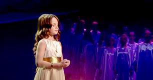 Una bambina si prepara a cantare la canzone "più difficile" che si conosca in tutto il mondo