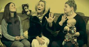 "Hello From The Mother Side": Schau Dir die Adele-Parody auf Gestresste Mütter an