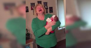 Sie legen ihr ein winziges neugeborenes Baby in die Arme. Jetzt schau, wie die Mutter erkennt, wer das Baby ist