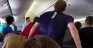 [Film] Nastolatkowe nieoczekiwanie zaczynają śpiewać, gdy ciało zmarłego żołnierza jest transportowane z samolotu