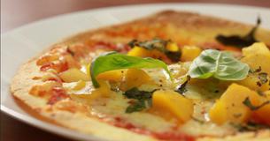 Ein exotisches Tortilla Pizza Rezept mit Mango, das Deinen Herzschlag aussetzen lässt