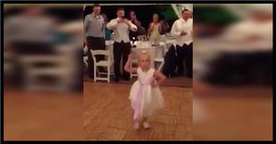 Ein Blumenmädchen tanzt beim Hochzeitsempfang - als das nächste Lied anfängt, amüsieren sich die Zuschauer köstlich