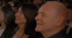 Sir Anthony Hopkins hat vor 50 Jahren einen Walzer geschrieben. Schau zu wie er ihn zum allerersten Mal hört 