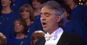 Andrea Bocelli wchodzi na scenę, a potem wzrusza tłum do łez swoją oszałamiającą wersją „Ojcze nasz”