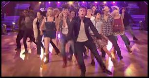 Julianne Hough y los bailarines bailan "Footloose" de Blake Shelton en Dancing With The Stars.
