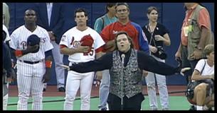 L'intero stadio rimane sbalordito quando Meat Loaf si esibisce in "Star-Spangled Banner" 