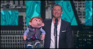Ein Bauchredner verlässt während einer Show die Bühne. Lass aber währenddessen bitte nicht seine Puppe aus den Augen 