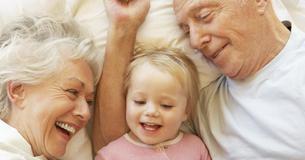 Dziadkowie, którzy opiekują się dziećmi zmniejszają ryzyko rozwoju Alzheimera