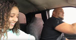 Nastoletnia córka nagrywa tatę śpiewającego w samochodzie. Miliony zakochują się w tej dwójce 