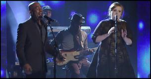 Adele i Darius Rucker doprowadzają do łez członków Lady Antebellum swoją wersję przeboju "Need You Now"