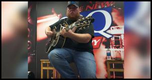 Ak nedokážeš prestať myslieť na šialene krásne dievča, odporúčame ti vypočuť si nevydanú pieseň, ktorej autorom je Luke Combs