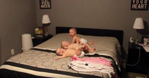 Deze supermoeder laat zien hoe ze met haar drie baby's en haar 2 jaar oude peuter omgaat