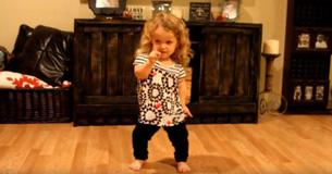 Una pequeña con enanismo que sufre burlas, decide hacer un vídeo divertido para enviar un mensaje