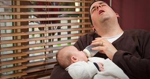Diese 27 Lustigen Väter Bestätigen, Dass Man Sie Niemals Alleine Mit Babys Lassen Sollte