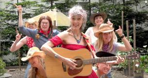 ¡La desternillante canción sobre las mujeres maduritas se ha vuelto VIRAL  ¡No puedo dejar de reír 