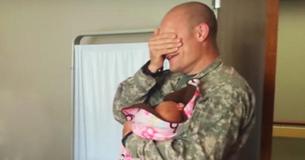Dieser Soldat reist 22 Stunden um seine Tochter zu treffen. Schau, als er seine Augen öffnet 