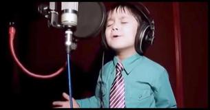 Dieser kleine Junge ist nur 4, aber wenn er singt, bekomme ich Gänsehaut
