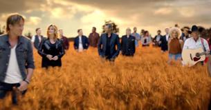 30 van de beroemdste countrymuziekzangers werken samen in een ongelooflijke compilatievideo-uitvoering van een klassiek lied.