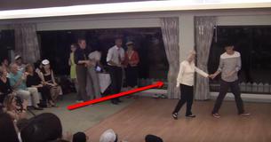90 jaar oude vrouw gaat de dansvloer op. En als de muziek begint, kijkt iedereen met open mond toe en gaan de mannen in de rij staan.