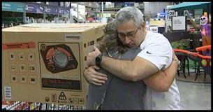Kind Stranger Sacrifices His Comfort To Aid A Heartbroken Daughter In Need