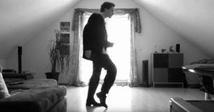 ¡Se puso una cámara en casa para grabar su baile pero no esperaba que 39 millones de personas lo adorasen 