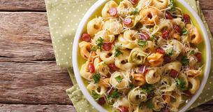Nudelsalat einmal anders – Mit Tortellini wird es besonders lecker